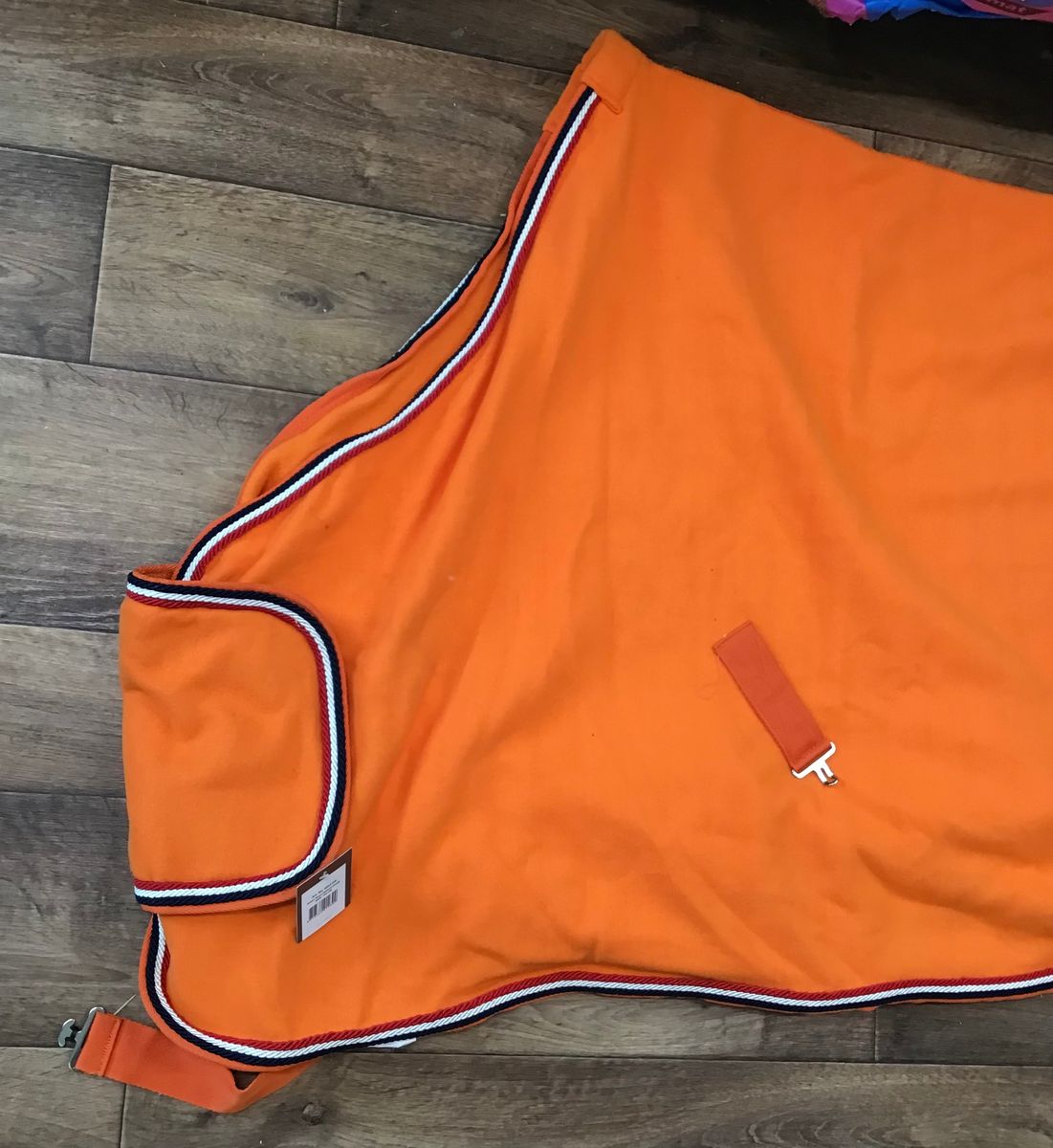 Orange tykt fleecedekken med broddering